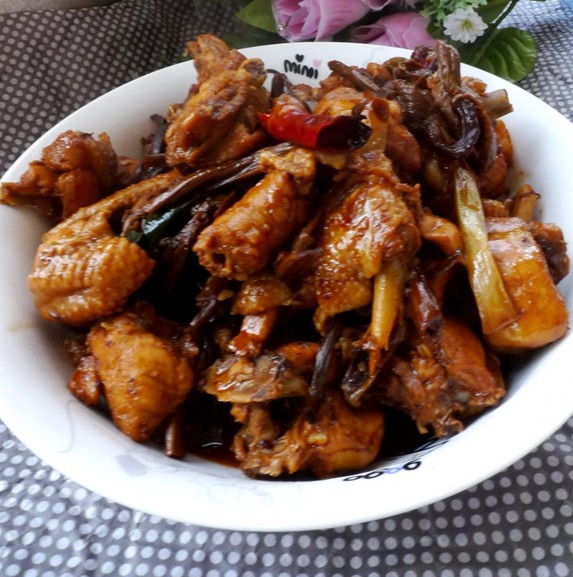 茶树菇炒仔鸡(图1)