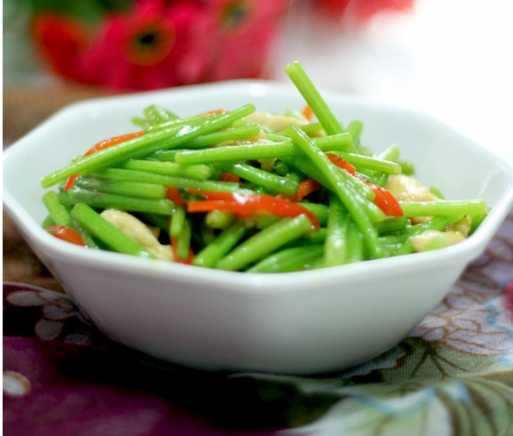 鸡丝茼蒿(图1)