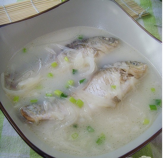 萝卜丝鲫鱼汤(图1)