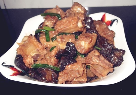 黑木耳焖排骨(图1)