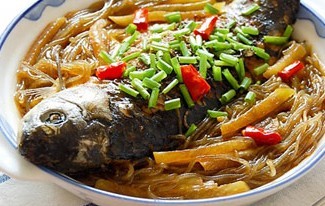 农家小菜——鲫鱼炖萝卜粉条，真美味