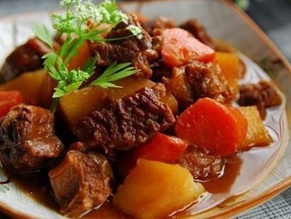 [炒焗佐料精]胡萝卜土豆烧牛腩，味道杠杠的